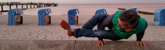 Yogalehrer-helmut-wostatek-yoga-fuer-bueromenschen-astavakrasana