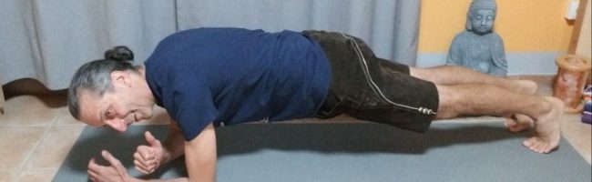 yogalehrer-helmut-wostatek-yoga-fuer-bueromenschen-tiefe-planke-challenge